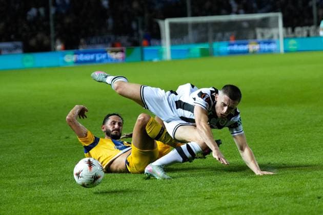 PAOK v Maccabi Tel Aviv - UEFA Europa League THESSALONIKI, GREECE - SEPTEMBER 24: Maccabi’s Sagiv Jehezkel fights for the ball with PAOK’s defender Jonjoe Kenny during the football match between PAOK and Maccabi Tel Aviv on the 1st day of the 1st round of the League Phase of the Europa League at Toumba Stadium in Thessaloniki, Greece on September 24, 2025. Konstantinos Tsakalidis Anadolu Thessaloniki Greece. Editorial use only. Please get in touch for any other usage.  Copyright: x2025xAnadoluxKonstantinosxTsakalidisx