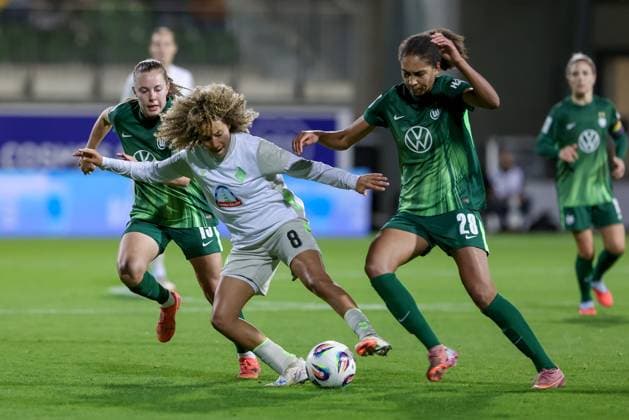 v.li.: Janou Levels (VfL Wolfsburg, 15), Amira Arfaoui (SV Werder Bremen, 8) und Cora Zicai (VfL Wolfsburg, 28) im Zweikampf, Duell, Dynamik, Aktion, Action, Spielszene, DIE DFB-RICHTLINIEN UNTERSAGEN JEGLICHE NUTZUNG VON FOTOS ALS SEQUENZBILDER UND ODER VIDEOÄHNLICHE FOTOSTRECKEN. DFB REGULATIONS PROHIBIT ANY USE OF PHOTOGRAPHS AS IMAGE SEQUENCES AND OR QUASI-VIDEO., 24.09.2025, Wolfsburg (Deutschland), Fussball, Google Pixel Frauen-Bundesliga, VfL Wolfsburg - SV Werder Bremen