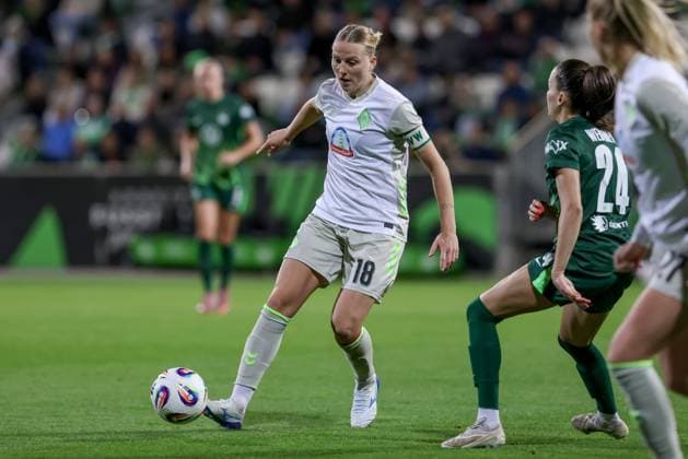 Lina Hausicke (SV Werder Bremen, 18) am Ball, Einzelbild, Ganzkörper, Aktion, Action, Spielszene, DIE DFB-RICHTLINIEN UNTERSAGEN JEGLICHE NUTZUNG VON FOTOS ALS SEQUENZBILDER UND ODER VIDEOÄHNLICHE FOTOSTRECKEN. DFB REGULATIONS PROHIBIT ANY USE OF PHOTOGRAPHS AS IMAGE SEQUENCES AND OR QUASI-VIDEO., 24.09.2025, Wolfsburg (Deutschland), Fussball, Google Pixel Frauen-Bundesliga, VfL Wolfsburg - SV Werder Bremen