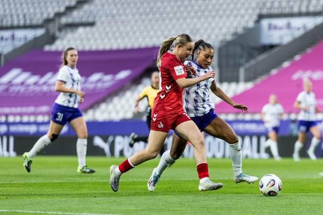 GOOGLE PIXEL Frauen Bundesliga, SGS Essen - 1. FC Köln; 24.09.2025 Zweikampf Carlotta Imping (1. FC Köln, 14), Vanessa Fürst (SGS Essen, 8) GOOGLE PIXEL Frauen Bundesliga, SGS Essen - 1. FC Köln, Essen, Stadion an der Hafenstrasse am 24.09.2025 DFB REGULATIONS PROHIBIT ANY USE OF PHOTOGRAPHS AS IMAGE SEQUENCES AND OR QUASI-VIDEO. Copyright: xBEAUTIFULxSPORTS Wunderlx
