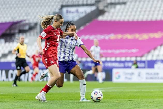 GOOGLE PIXEL Frauen Bundesliga, SGS Essen - 1. FC Köln; 24.09.2025 Zweikampf Carlotta Imping (1. FC Köln, 14), Vanessa Fürst (SGS Essen, 8) GOOGLE PIXEL Frauen Bundesliga, SGS Essen - 1. FC Köln, Essen, Stadion an der Hafenstrasse am 24.09.2025 DFB REGULATIONS PROHIBIT ANY USE OF PHOTOGRAPHS AS IMAGE SEQUENCES AND OR QUASI-VIDEO. Copyright: xBEAUTIFULxSPORTS Wunderlx