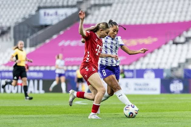 GOOGLE PIXEL Frauen Bundesliga, SGS Essen - 1. FC Köln; 24.09.2025 Zweikampf Carlotta Imping (1. FC Köln, 14), Vanessa Fürst (SGS Essen, 8) GOOGLE PIXEL Frauen Bundesliga, SGS Essen - 1. FC Köln, Essen, Stadion an der Hafenstrasse am 24.09.2025 DFB REGULATIONS PROHIBIT ANY USE OF PHOTOGRAPHS AS IMAGE SEQUENCES AND OR QUASI-VIDEO. Copyright: xBEAUTIFULxSPORTS Wunderlx