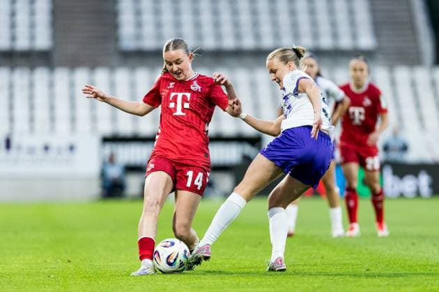 GOOGLE PIXEL Frauen Bundesliga, SGS Essen - 1. FC Köln; 24.09.2025 Zweikampf Carlotta Imping (1. FC Köln, 14), Paula Flach (SGS Essen, 5) GOOGLE PIXEL Frauen Bundesliga, SGS Essen - 1. FC Köln, Essen, Stadion an der Hafenstrasse am 24.09.2025 DFB REGULATIONS PROHIBIT ANY USE OF PHOTOGRAPHS AS IMAGE SEQUENCES AND OR QUASI-VIDEO. Copyright: xBEAUTIFULxSPORTS Wunderlx