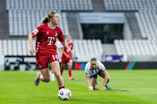 GOOGLE PIXEL Frauen Bundesliga, SGS Essen - 1. FC Köln; 24.09.2025 Carlotta Imping (1. FC Köln, 14) am Ball GOOGLE PIXEL Frauen Bundesliga, SGS Essen - 1. FC Köln, Essen, Stadion an der Hafenstrasse am 24.09.2025 DFB REGULATIONS PROHIBIT ANY USE OF PHOTOGRAPHS AS IMAGE SEQUENCES AND OR QUASI-VIDEO. Copyright: xBEAUTIFULxSPORTS Wunderlx
