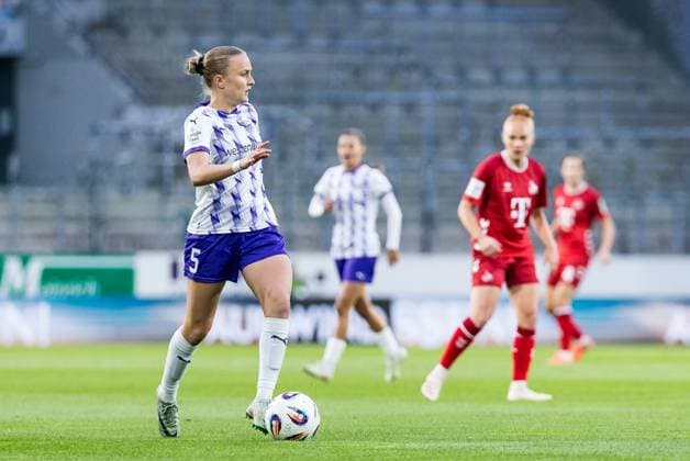 GOOGLE PIXEL Frauen Bundesliga, SGS Essen - 1. FC Köln; 24.09.2025 Paula Flach (SGS Essen, 5) am Ball GOOGLE PIXEL Frauen Bundesliga, SGS Essen - 1. FC Köln, Essen, Stadion an der Hafenstrasse am 24.09.2025 DFB REGULATIONS PROHIBIT ANY USE OF PHOTOGRAPHS AS IMAGE SEQUENCES AND OR QUASI-VIDEO. Copyright: xBEAUTIFULxSPORTS Wunderlx