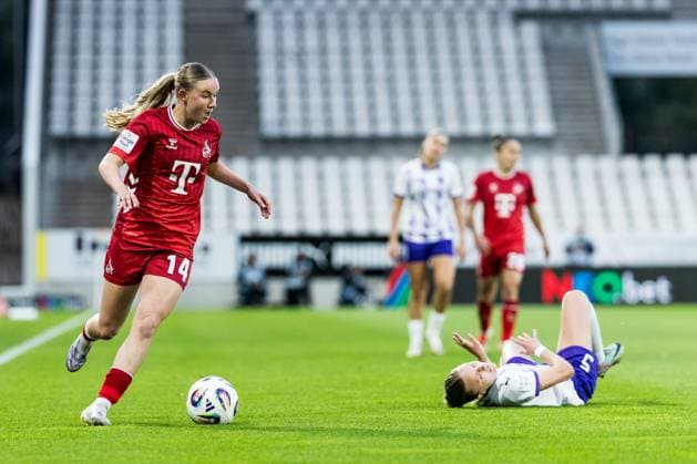 GOOGLE PIXEL Frauen Bundesliga, SGS Essen - 1. FC Köln; 24.09.2025 Zweikampf Carlotta Imping (1. FC Köln, 14), Paula Flach (SGS Essen, 5) GOOGLE PIXEL Frauen Bundesliga, SGS Essen - 1. FC Köln, Essen, Stadion an der Hafenstrasse am 24.09.2025 DFB REGULATIONS PROHIBIT ANY USE OF PHOTOGRAPHS AS IMAGE SEQUENCES AND OR QUASI-VIDEO. Copyright: xBEAUTIFULxSPORTS Wunderlx