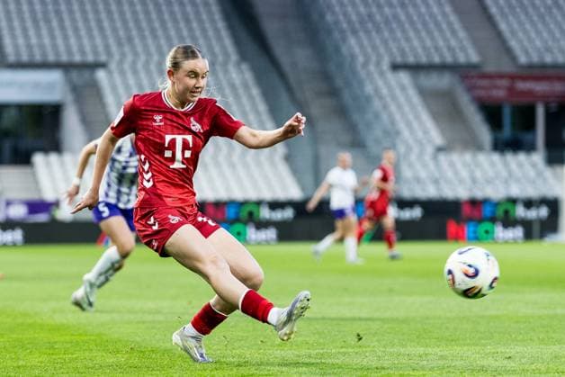 GOOGLE PIXEL Frauen Bundesliga, SGS Essen - 1. FC Köln; 24.09.2025 Carlotta Imping (1. FC Köln, 14) schiesst GOOGLE PIXEL Frauen Bundesliga, SGS Essen - 1. FC Köln, Essen, Stadion an der Hafenstrasse am 24.09.2025 DFB REGULATIONS PROHIBIT ANY USE OF PHOTOGRAPHS AS IMAGE SEQUENCES AND OR QUASI-VIDEO. Copyright: xBEAUTIFULxSPORTS Wunderlx