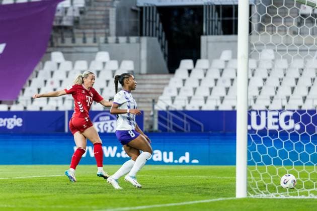 GOOGLE PIXEL Frauen Bundesliga, SGS Essen - 1. FC Köln; 24.09.2025 Sandra Jessen (1. FC Köln, 6) schießt das 0:1, Tor GOOGLE PIXEL Frauen Bundesliga, SGS Essen - 1. FC Köln, Essen, Stadion an der Hafenstrasse am 24.09.2025 DFB REGULATIONS PROHIBIT ANY USE OF PHOTOGRAPHS AS IMAGE SEQUENCES AND OR QUASI-VIDEO. Copyright: xBEAUTIFULxSPORTS Wunderlx