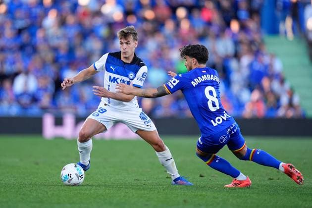 September 24, 2025, Getafe, Madrid, Spain: Pablo Ibanez of Deportivo Alaves and Mauro Arambarri of Getafe CF compete for the ball during the Spanish League, LaLiga EA Sports, football match played between Getafe CF and Deportivo Alaves at Coliseum de Getafe stadium on September 24, 2025, in Getafe, Spain. Getafe Spain - ZUMAa181 20250924_zaa_a181_098 Copyright: xDennisxAgyemanx