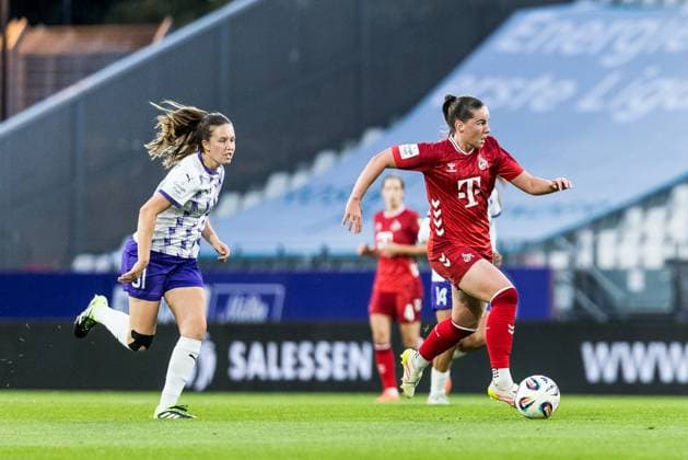GOOGLE PIXEL Frauen Bundesliga, SGS Essen - 1. FC Köln; 24.09.2025 Jana Feldkamp (SGS Essen, 31), Adriana Achcinska (1. FC Köln, 9) am Ball GOOGLE PIXEL Frauen Bundesliga, SGS Essen - 1. FC Köln, Essen, Stadion an der Hafenstrasse am 24.09.2025 DFB REGULATIONS PROHIBIT ANY USE OF PHOTOGRAPHS AS IMAGE SEQUENCES AND OR QUASI-VIDEO. Copyright: xBEAUTIFULxSPORTS Wunderlx