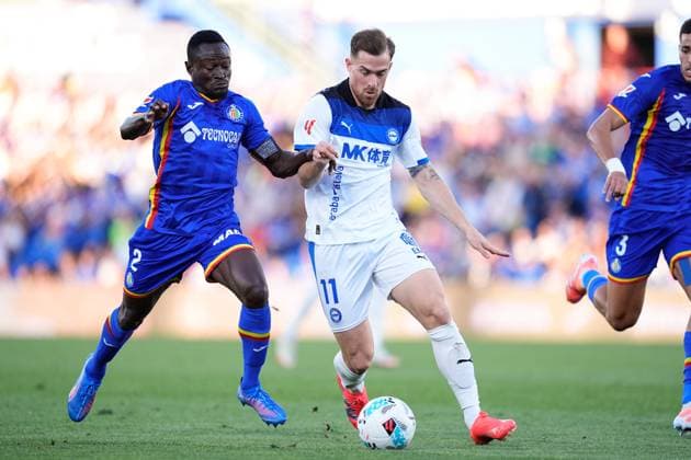 September 24, 2025, Getafe, Madrid, Spain: Toni Martinez of Deportivo Alaves in action during the Spanish League, LaLiga EA Sports, football match played between Getafe CF and Deportivo Alaves at Coliseum de Getafe stadium on September 24, 2025, in Getafe, Spain. Getafe Spain - ZUMAa181 20250924_zaa_a181_111 Copyright: xDennisxAgyemanx