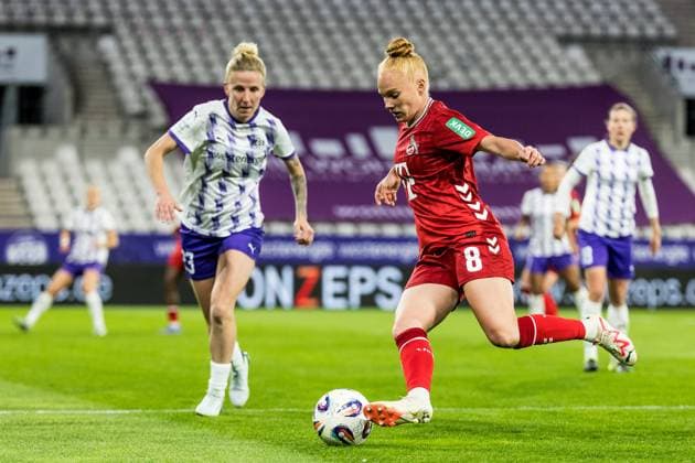 GOOGLE PIXEL Frauen Bundesliga, SGS Essen - 1. FC Köln; 24.09.2025 Zweikampf Julia Debitzki (SGS Essen, 23), Laura Vogt (1. FC Köln, 8) GOOGLE PIXEL Frauen Bundesliga, SGS Essen - 1. FC Köln, Essen, Stadion an der Hafenstrasse am 24.09.2025 DFB REGULATIONS PROHIBIT ANY USE OF PHOTOGRAPHS AS IMAGE SEQUENCES AND OR QUASI-VIDEO. Copyright: xBEAUTIFULxSPORTS Wunderlx