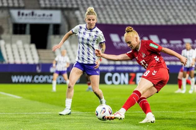 GOOGLE PIXEL Frauen Bundesliga, SGS Essen - 1. FC Köln; 24.09.2025 Zweikampf Julia Debitzki (SGS Essen, 23), Laura Vogt (1. FC Köln, 8) GOOGLE PIXEL Frauen Bundesliga, SGS Essen - 1. FC Köln, Essen, Stadion an der Hafenstrasse am 24.09.2025 DFB REGULATIONS PROHIBIT ANY USE OF PHOTOGRAPHS AS IMAGE SEQUENCES AND OR QUASI-VIDEO. Copyright: xBEAUTIFULxSPORTS Wunderlx