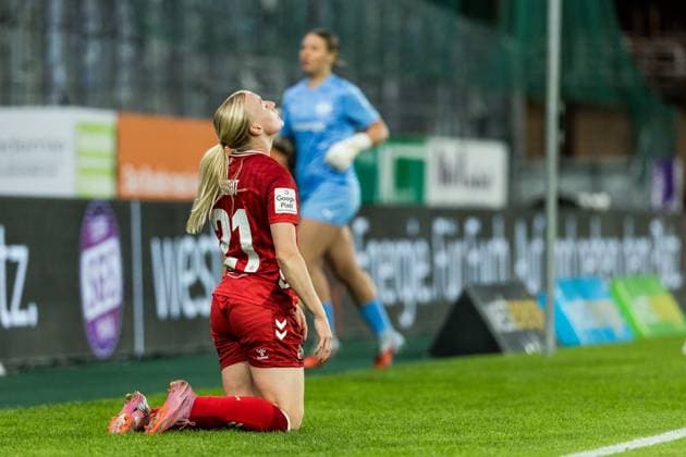 GOOGLE PIXEL Frauen Bundesliga, SGS Essen - 1. FC Köln; 24.09.2025 Anna Gerhardt (1. FC Köln, 21) frustriert auf dem Boden GOOGLE PIXEL Frauen Bundesliga, SGS Essen - 1. FC Köln, Essen, Stadion an der Hafenstrasse am 24.09.2025 DFB REGULATIONS PROHIBIT ANY USE OF PHOTOGRAPHS AS IMAGE SEQUENCES AND OR QUASI-VIDEO. Copyright: xBEAUTIFULxSPORTS Wunderlx