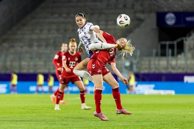 GOOGLE PIXEL Frauen Bundesliga, SGS Essen - 1. FC Köln; 24.09.2025 Zweikampf Kassandra Potsi (SGS Essen, 28), Anna Gerhardt (1. FC Köln, 21) GOOGLE PIXEL Frauen Bundesliga, SGS Essen - 1. FC Köln, Essen, Stadion an der Hafenstrasse am 24.09.2025 DFB REGULATIONS PROHIBIT ANY USE OF PHOTOGRAPHS AS IMAGE SEQUENCES AND OR QUASI-VIDEO. Copyright: xBEAUTIFULxSPORTS Wunderlx