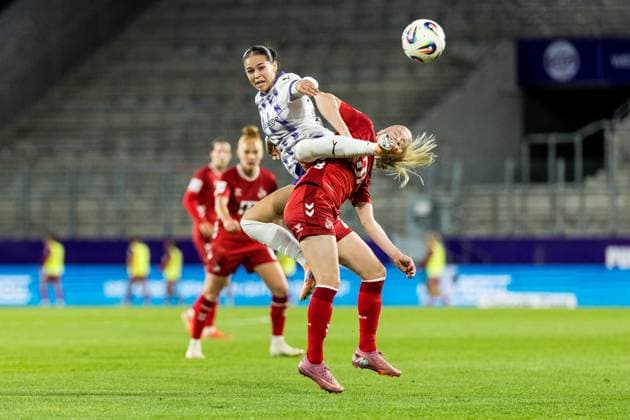 GOOGLE PIXEL Frauen Bundesliga, SGS Essen - 1. FC Köln; 24.09.2025 Zweikampf Kassandra Potsi (SGS Essen, 28), Anna Gerhardt (1. FC Köln, 21) GOOGLE PIXEL Frauen Bundesliga, SGS Essen - 1. FC Köln, Essen, Stadion an der Hafenstrasse am 24.09.2025 DFB REGULATIONS PROHIBIT ANY USE OF PHOTOGRAPHS AS IMAGE SEQUENCES AND OR QUASI-VIDEO. Copyright: xBEAUTIFULxSPORTS Wunderlx