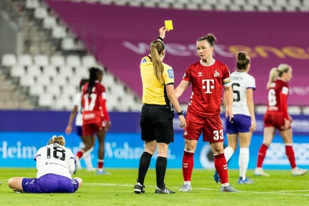 GOOGLE PIXEL Frauen Bundesliga, SGS Essen - 1. FC Köln; 24.09.2025 Marina Hegering (1. FC Köln, 33) sieht gelb GOOGLE PIXEL Frauen Bundesliga, SGS Essen - 1. FC Köln, Essen, Stadion an der Hafenstrasse am 24.09.2025 DFB REGULATIONS PROHIBIT ANY USE OF PHOTOGRAPHS AS IMAGE SEQUENCES AND OR QUASI-VIDEO. Copyright: xBEAUTIFULxSPORTS Wunderlx