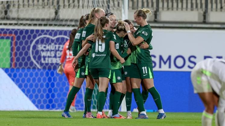 Spielerinnen vom VfL Wolfsburg mit Torjubel, Jubel, jubeln, jubelt, optimistisch, Spielszene, Highlight, Freude über das Tor zum 3:1, DIE DFB-RICHTLINIEN UNTERSAGEN JEGLICHE NUTZUNG VON FOTOS ALS SEQUENZBILDER UND ODER VIDEOÄHNLICHE FOTOSTRECKEN. DFB REGULATIONS PROHIBIT ANY USE OF PHOTOGRAPHS AS IMAGE SEQUENCES AND OR QUASI-VIDEO., 24.09.2025, Wolfsburg (Deutschland), Fussball, Google Pixel Frauen-Bundesliga, VfL Wolfsburg - SV Werder Bremen
