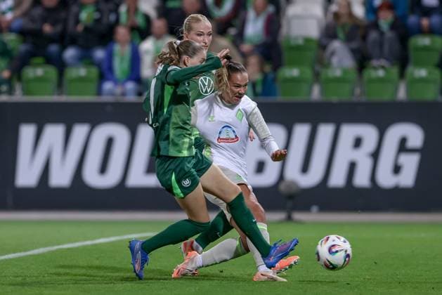 v.li.: Smilla Vallotto (VfL Wolfsburg, 14) und Maja Sternad (SV Werder Bremen, 11) im Zweikampf, Duell, Dynamik, Aktion, Action, Spielszene, DIE DFB-RICHTLINIEN UNTERSAGEN JEGLICHE NUTZUNG VON FOTOS ALS SEQUENZBILDER UND ODER VIDEOÄHNLICHE FOTOSTRECKEN. DFB REGULATIONS PROHIBIT ANY USE OF PHOTOGRAPHS AS IMAGE SEQUENCES AND OR QUASI-VIDEO., 24.09.2025, Wolfsburg (Deutschland), Fussball, Google Pixel Frauen-Bundesliga, VfL Wolfsburg - SV Werder Bremen