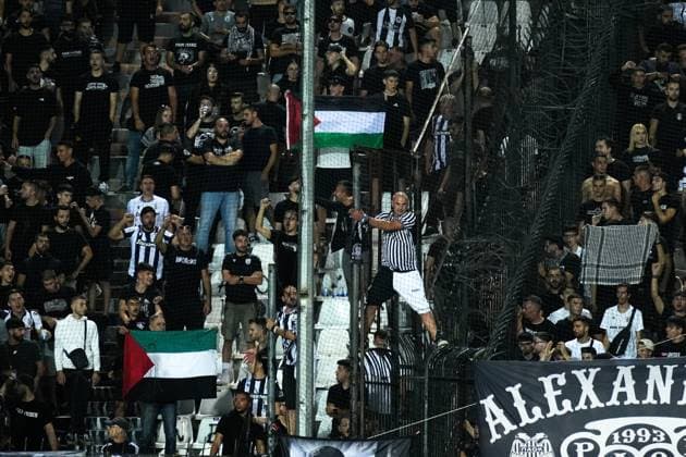 PAOK v Maccabi Tel Aviv - UEFA Europa League THESSALONIKI, GREECE - SEPTEMBER 24: PAOK fans holds Palestinian flags during the football match between PAOK and Maccabi Tel Aviv on the 1st day of the 1st round of the League Phase of the Europa League at Toumba Stadium in Thessaloniki, Greece on September 24, 2025. Konstantinos Tsakalidis Anadolu Thessaloniki Greece. Editorial use only. Please get in touch for any other usage.  Copyright: x2025xAnadoluxKonstantinosxTsakalidisx
