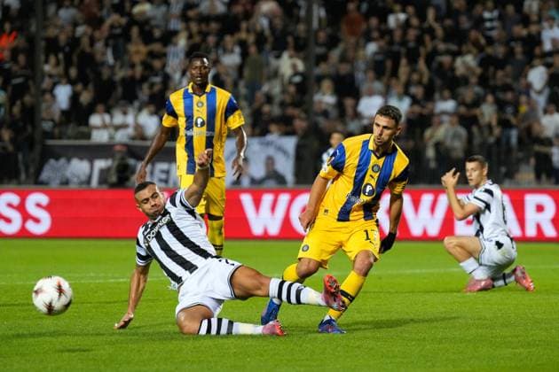 PAOK v Maccabi Tel Aviv - UEFA Europa League THESSALONIKI, GREECE - SEPTEMBER 24: PAOK’s Giorgos Giakoumakis fight for the ball with Maccabi’s Kristian Belic during the football match between PAOK and Maccabi Tel Aviv on the 1st day of the 1st round of the League Phase of the Europa League at Toumba Stadium in Thessaloniki, Greece on September 24, 2025. Konstantinos Tsakalidis Anadolu Thessaloniki Greece. Editorial use only. Please get in touch for any other usage.  Copyright: x2025xAnadoluxKonstantinosxTsakalidisx