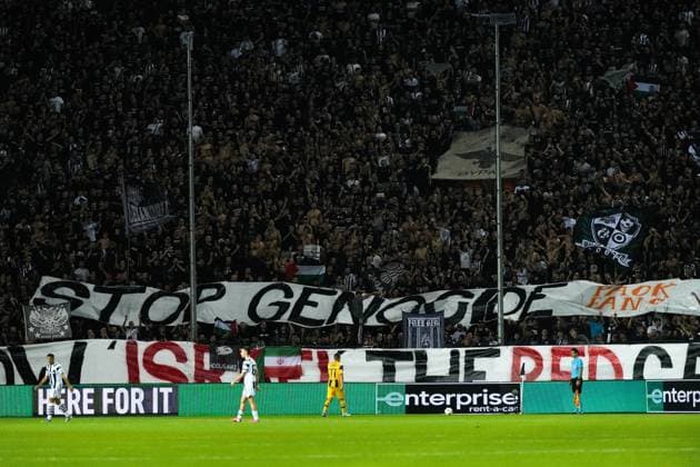 PAOK v Maccabi Tel Aviv - UEFA Europa League THESSALONIKI, GREECE - SEPTEMBER 24: PAOK fans rise a banner that reads STOP GENOCIDE - SHOW ISRAEL THE RED CARD during the football match between PAOK and Maccabi Tel Aviv on the 1st day of the 1st round of the League Phase of the Europa League at Toumba Stadium in Thessaloniki, Greece on September 24, 2025. Konstantinos Tsakalidis Anadolu Thessaloniki Greece. Editorial use only. Please get in touch for any other usage.  Copyright: x2025xAnadoluxKonstantinosxTsakalidisx