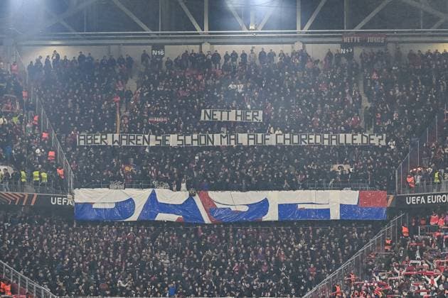 Spruchband im Basel Block choreohalle.de GER, SC Freiburg - FC Basel, Fussball, Europa League, 1. Spieltag, Saison 2025 2026, 24.09.2025 GER, SC Freiburg - FC Basel, Fussball, Europa League, 1. Spieltag, Saison 2025 2026, 24.09.2025 Freiburg Copyright: xEibner-Pressefoto ThomasxHessx EP_THS