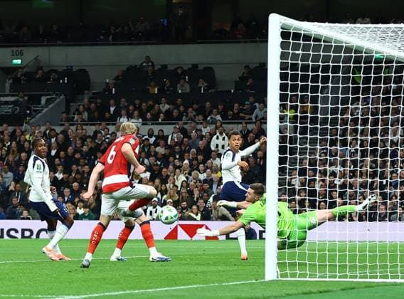 Jay McGrath of Doncaster Rovers scores an own goal Tottenham Hotspur v Doncaster Rovers, EFL Carabao Cup, Third Round, Football, Tottenham Hotspur Stadium, London, UK - 24 Sep 2025London Tottenham Hotspur Stadium United Kingdom EDITORIAL USE ONLY No use with unauthorised audio, video, data, fixture lists, club league logos or live services. Online in-match use limited to 120 images, no video emulation. No use in betting, games or single club league player publications.  Copyright: xMichaelxZemanek Shutterstockx 15498598m
