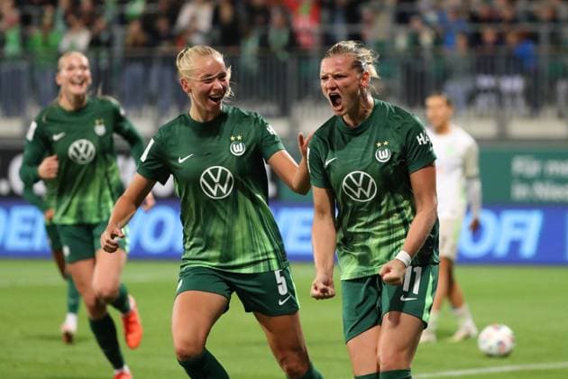 VfL - Bremen, BL Frauen Wolfsburg, 24.09.2025, FUßBALL - VfL Wolfsburg vs. SV Werder Bremen, Google Pixel Frauen-Bundesliga, Saison 2025 26. Alexandra Popp (VfL Wolfsburg) jubelt mit Ella Paddemors (VfL Wolfsburg) nach ihrem Tor zum 4:1 Wolfsburg