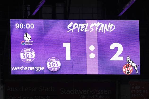 Fußball Google Pixel Frauen-Bundesliga Saison 2025 2026 4. Spieltag: SGS Essen - 1. FC Köln am 24.09.2025 im Stadion an der Hafenstraße in Essen Die Anzeigetafel zeigt den Endstand an DFB regulations prohibit any use of photographs as image sequences and or quasi-video. Nordrhein-Westfalen Deutschland
