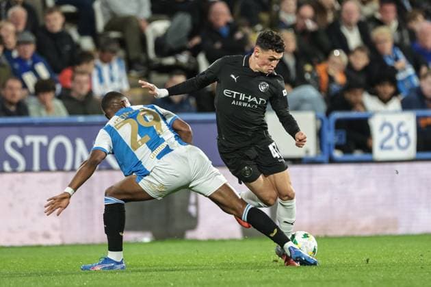 Carabao Cup Round 3 Huddersfield Town v Manchester City Phil Foden of Manchester City is tackled by Zepiqueno Redmond of Huddersfield Town during the Carabao Cup Round 3 match Huddersfield Town vs Manchester City at Accu Stadium, Huddersfield, United Kingdom, 24th September 2025 (Photo by Mark Cosgrove News Images) Huddersfield Accu Stadium West Yorkshire United Kingdom Copyright: xMarkxCosgrove NewsxImagesx