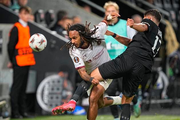 Denmark Europa League: FC Midtjylland - SK Sturm Graz FC Midtjylland s Kevin Mbabu and Sturm Graz s Emir Karic during the Europa League match between FC Midtjylland and SK Sturm Graz at MCH Arena in Herning on Wednesday, September 24, 2025. (Photo: Bo Amstrup Ritzau Scanpix) , Herning Denmark Copyright: BoxAmstrupx spdk20250924-201320-L