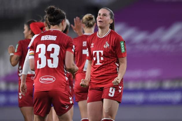 Fußball Google Pixel Frauen-Bundesliga Saison 2025 2026 4. Spieltag: SGS Essen - 1. FC Köln am 24.09.2025 im Stadion an der Hafenstraße in Essen Marina Hegering ( 1. FC Köln ), vorne - Adriana Achcinska ( 1. FC Köln ), hinten DFB regulations prohibit any use of photographs as image sequences and or quasi-video. Nordrhein-Westfalen Deutschland