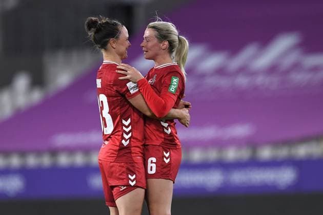 Fußball Google Pixel Frauen-Bundesliga Saison 2025 2026 4. Spieltag: SGS Essen - 1. FC Köln am 24.09.2025 im Stadion an der Hafenstraße in Essen Marina Hegering ( 1. FC Köln ), links - Sandra Maria Jessen ( 1. FC Köln ), rechts DFB regulations prohibit any use of photographs as image sequences and or quasi-video. Nordrhein-Westfalen Deutschland