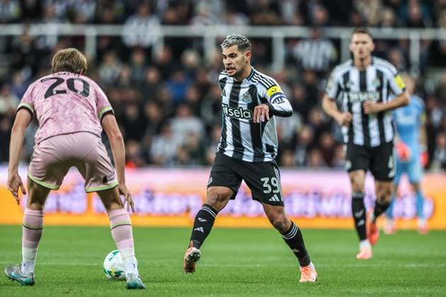 Carabao Cup Round 3 Newcastle United v Bradford City Bruno Guimaraes of Newcastle Untied passes the ball under pressure from Tommy Leigh of Bradford City during the Carabao Cup Round 3 match Newcastle United vs Bradford City at St. James s Park, Newcastle, United Kingdom, 24th September 2025 (Photo by Alfie Cosgrove News Images) Newcastle St. James s Park Tyne and Wear United Kingdom Copyright: xAlfiexCosgrove NewsxImagesx