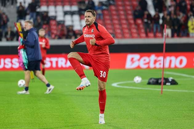 Christian Günter, Gunter (SC Freiburg, 30) beim Aufwärmen vor Spielbeginn , Deutschland, Fussball, UEFA Europa League, 1. Spieltag, 2025 2026, SC Freiburg vs. FC Basel, 24.09.2025, Stadion am Wolfswinkel, Freiburg im Breisgau, Deutschland Freiburg im Breisgau Stadion am Wolfswinkel Baden-Württemberg Deutschland Copyright: xGrantxHubbsx