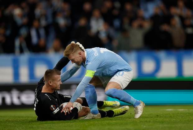 MALMÖ, SVERIGE 20250924 Ludogorets malvakt Sergio Padt räddar och klappar om Malmös Anders Christiansen under onsdagens fotbollsmatch i Europa League mellan Malmö FF och PFK Ludogorets Razgrad pa Eleda Stadion (Nya Malmö Stadion). MALMÖ SVERIGE x10600x