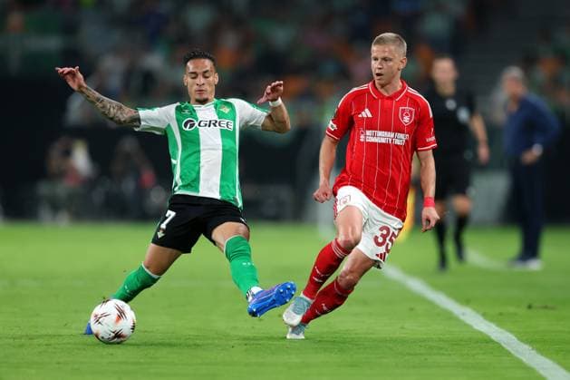 Oleksandr Zinchenko of Nottingham Forest passes the ball whilst under pressure from Antony of Real Betis Real Betis v Nottingham Forest, UEFA Europa League, Football, Villamarin Stadium, Seville, Spain - 24 Sep 2025Seville Villamarin Stadium Spain EDITORIAL USE ONLY No use with unauthorised audio, video, data, fixture lists, club league logos or live services. Online in-match use limited to 120 images, no video emulation. No use in betting, games or single club league player publications. Copyright: xAntonioxPozo Shutterstockx 15498594f