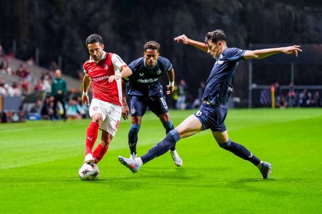 UEFA Europa League: S.C. Braga v Feyenoord Braga - Joao Moutinho of SC Braga, Goncalo Borges of Feyenoord and Anel AhmedHozic of Feyenoord during the first match of the UEFA Europa League 2025 2026. The match is set between S.C. Braga and Feyenoord at Estadio Municipal de Braga on 24 September 2025 in Braga, Portugal. Copyright: xTomxBodex