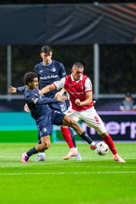 UEFA Europa League: S.C. Braga v Feyenoord Braga - Oussama Targhalline of Feyenoord, Anel AhmedHozic of Feyenoord and Amine El Ouazzani of SC Braga during the first match of the UEFA Europa League 2025 2026. The match is set between S.C. Braga and Feyenoord at Estadio Municipal de Braga on 24 September 2025 in Braga, Portugal. Copyright: xYannickxVerhoevenx