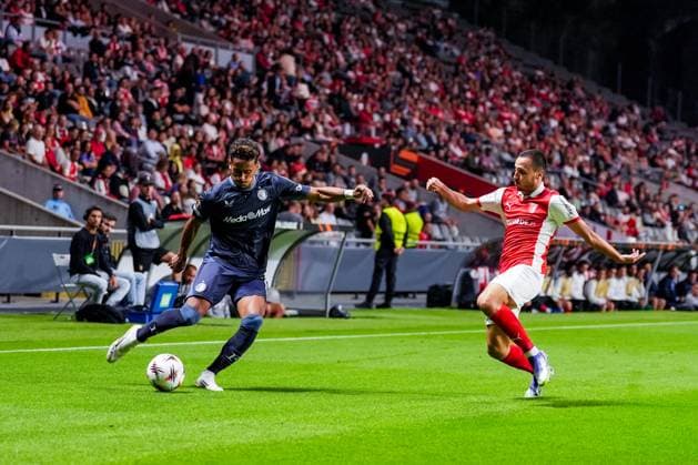 UEFA Europa League: S.C. Braga v Feyenoord Braga - Goncalo Borges of Feyenoord and Leonardo Lelo of SC Braga during the first match of the UEFA Europa League 2025 2026. The match is set between S.C. Braga and Feyenoord at Estadio Municipal de Braga on 24 September 2025 in Braga, Portugal. Copyright: xTomxBodex