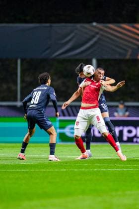 UEFA Europa League: S.C. Braga v Feyenoord Braga - Anel AhmedHozic of Feyenoord and Amine El Ouazzani of SC Braga during the first match of the UEFA Europa League 2025 2026. The match is set between S.C. Braga and Feyenoord at Estadio Municipal de Braga on 24 September 2025 in Braga, Portugal. Copyright: xYannickxVerhoevenx