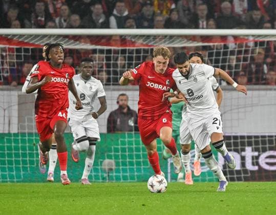 Patrick Osterhage (SC Freiburg, 06), Gabriel Sigua (FC Basel, 21) im Duell um den Ball. GER, SC Freiburg - FC Basel, Fussball, Europa League, 1. Spieltag, Saison 2025 2026, 24.09.2025 GER, SC Freiburg - FC Basel, Fussball, Europa League, 1. Spieltag, Saison 2025 2026, 24.09.2025 Freiburg Copyright: xEibner-Pressefoto ThomasxHessx EP_THS