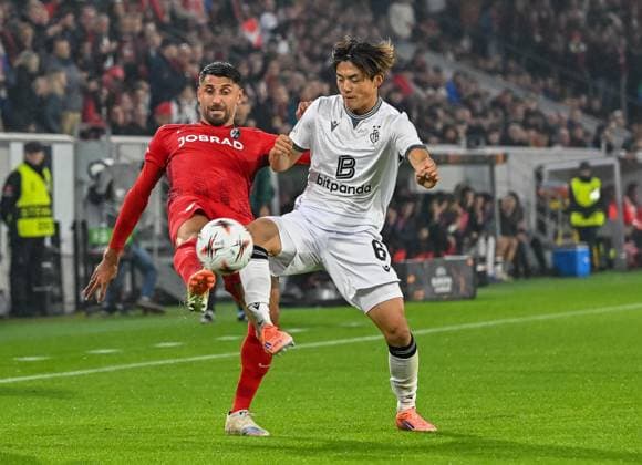 Vincenzo Grifo (SC Freiburg, 32) und Keigo Tsunemoto (FC Basel, 06) im Duell um den Ball. GER, SC Freiburg - FC Basel, Fussball, Europa League, 1. Spieltag, Saison 2025 2026, 24.09.2025 GER, SC Freiburg - FC Basel, Fussball, Europa League, 1. Spieltag, Saison 2025 2026, 24.09.2025 Freiburg Copyright: xEibner-Pressefoto ThomasxHessx EP_THS