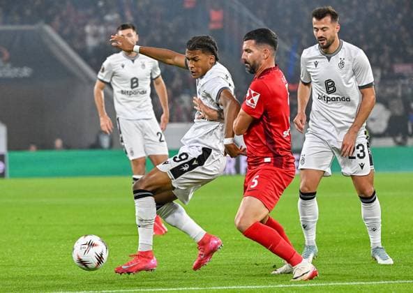Kevin Carlos Omoruyi Benjamin (FC Basel, 09), Anthony Jung (SC Freiburg, 05) im Duell um den Ball. GER, SC Freiburg - FC Basel, Fussball, Europa League, 1. Spieltag, Saison 2025 2026, 24.09.2025 GER, SC Freiburg - FC Basel, Fussball, Europa League, 1. Spieltag, Saison 2025 2026, 24.09.2025 Freiburg Copyright: xEibner-Pressefoto ThomasxHessx EP_THS