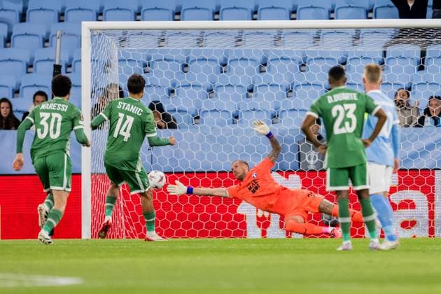 250924 Petar Stanic of Ludogorets scores 0-1 behind goalkeeper Robin Olsen of Malmö FF during the UEFA Europa League football match between Malmö FF and Ludogorets on September 24, 2025 in Malmö. Photo: Petter Arvidson BILDBYRAN kod PA PA1085 fotboll football soccer fotball uefa europa league europa league malmö ff ludogorets bbeng bbauto Copyright: PETTERxARVIDSON BB250924PA120