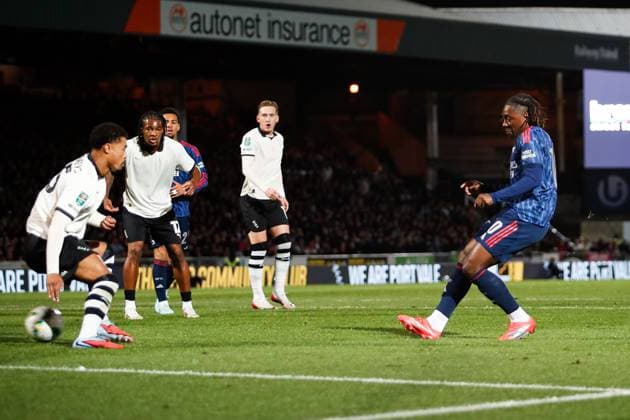 Port Vale v Arsenal Carabao Cup Eberechi Eze of Arsenal scores his teams first goal during the Carabao Cup Third Round match at Vale Park, Burslem UK Newspapers OUT Copyright: xMaxxTomlinsonx FIL-22273-0027