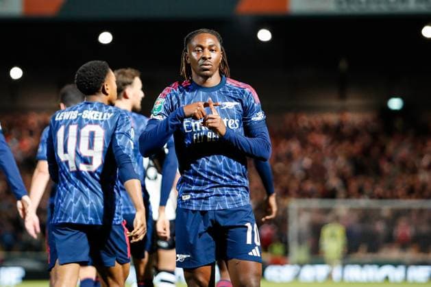 Port Vale v Arsenal Carabao Cup Eberechi Eze of Arsenal scores his teams first goal during the Carabao Cup Third Round match at Vale Park, Burslem UK Newspapers OUT Copyright: xMaxxTomlinsonx FIL-22273-0032