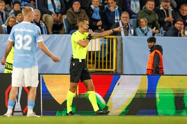 MALMÖ, SWEDEN 20250924 Referee Manfredas LukjanÄukas conducts a VAR review during Wednesday s Europa League football match between Malmö FF and PFK Ludogorets Razgrad at Eleda Stadion (Nya Malmö Stadion). MALMÖ SWEDEN x10600x
