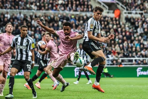 Carabao Cup Round 3 Newcastle United v Bradford City Ibou Touray of Bradford City blocks a shot from Lewis Miley of Newcastle Untied from a corner during the Carabao Cup Round 3 match Newcastle United vs Bradford City at St. James s Park, Newcastle, United Kingdom, 24th September 2025 (Photo by Alfie Cosgrove News Images) Newcastle St. James s Park Tyne and Wear United Kingdom Copyright: xAlfiexCosgrove NewsxImagesx